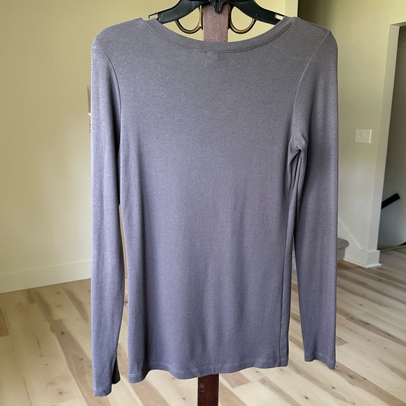 Cynthia Rowley long sleeve knit V-neck top size Medium - Picture 3 of 3